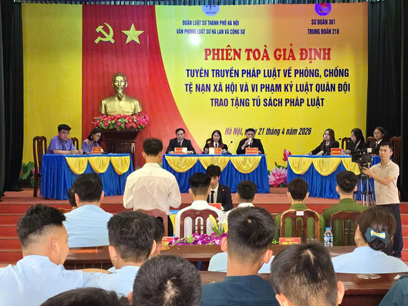 Trung đo&agrave;n 218 phối hợp với Đo&agrave;n Luật sư TP H&agrave; Nội tổ chức tuy&ecirc;n truyền về ph&ograve;ng, chống tệ nạn x&atilde; hội v&agrave; vi phạm kỷ luật Qu&acirc;n đội