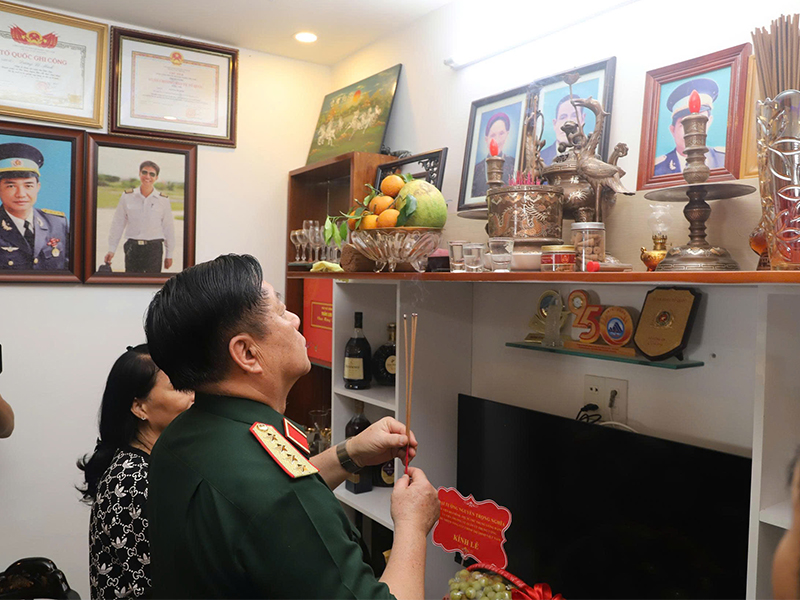 Đại tướng Nguyễn Trọng Nghĩa thăm, tặng qu&agrave; Mẹ Việt Nam anh h&ugrave;ng L&ecirc; Thị Minh Thủy