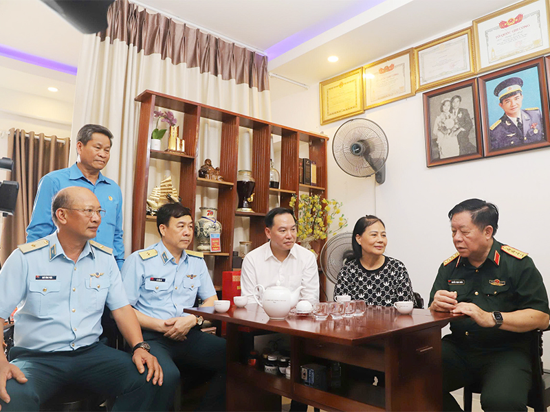 Đại tướng Nguyễn Trọng Nghĩa thăm, tặng qu&agrave; Mẹ Việt Nam anh h&ugrave;ng L&ecirc; Thị Minh Thủy