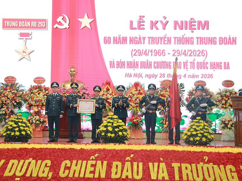 Trung đo&agrave;n 293 kỷ niệm 60 năm Ng&agrave;y truyền thống v&agrave; đ&oacute;n nhận Hu&acirc;n chương Bảo vệ Tổ quốc hạng Ba