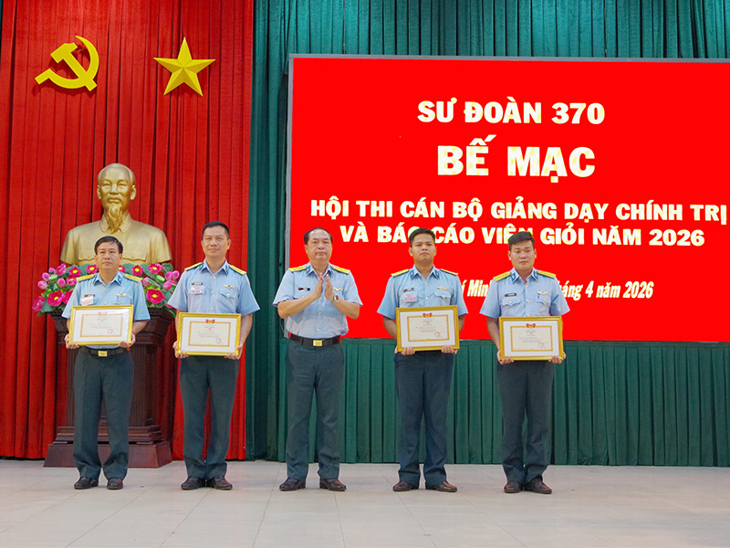 N&acirc;ng cao kỹ năng giảng dạy ch&iacute;nh trị ở Sư đo&agrave;n 370