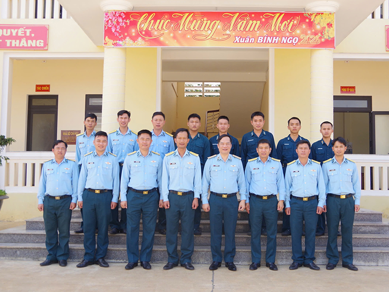 Thiếu tướng Nguyễn Huy Tuấn - Ph&oacute; Ch&iacute;nh ủy Qu&acirc;n chủng Ph&ograve;ng kh&ocirc;ng-Kh&ocirc;ng qu&acirc;n kiểm tra sẵn s&agrave;ng chiến đấu c&aacute;c đơn vị khu vực T&acirc;y Nguy&ecirc;n