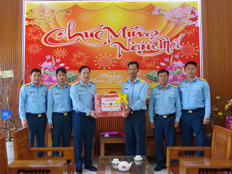 Thiếu tướng Nguyễn Huy Tuấn - Ph&oacute; Ch&iacute;nh ủy Qu&acirc;n chủng Ph&ograve;ng kh&ocirc;ng-Kh&ocirc;ng qu&acirc;n kiểm tra sẵn s&agrave;ng chiến đấu c&aacute;c đơn vị khu vực T&acirc;y Nguy&ecirc;n