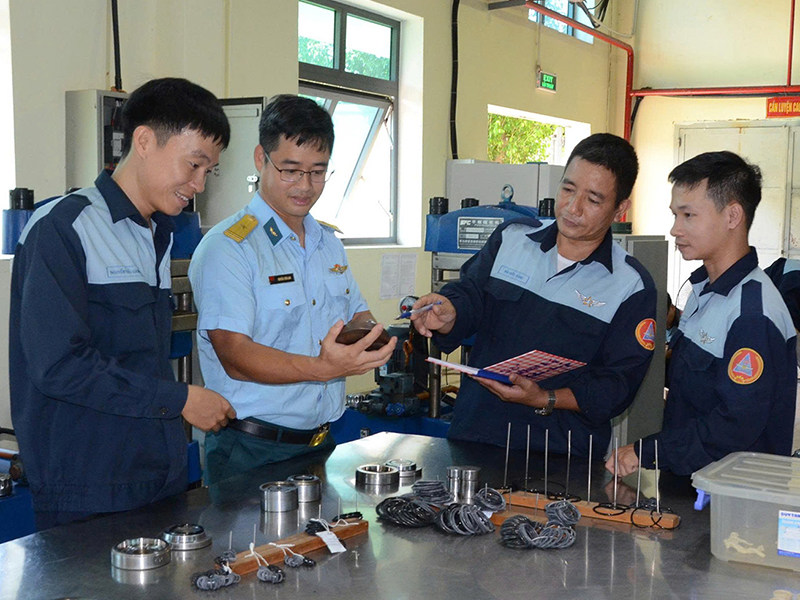 Những kỹ sư trẻ đam m&ecirc; nghi&ecirc;n cứu khoa học ở Nh&agrave; m&aacute;y A32