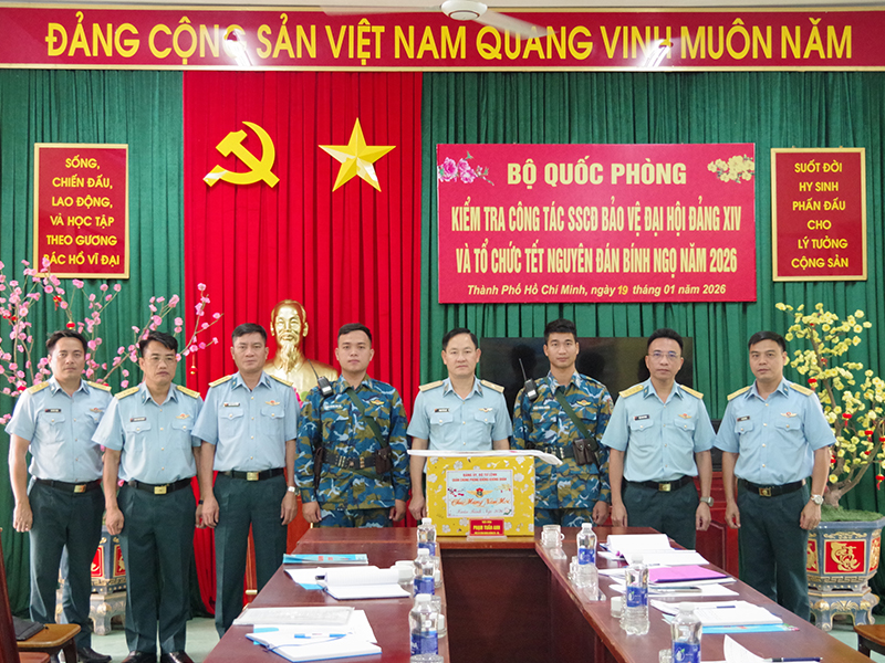 Bộ Quốc ph&ograve;ng kiểm tra sẵn s&agrave;ng chiến đấu tại Trung đo&agrave;n 230