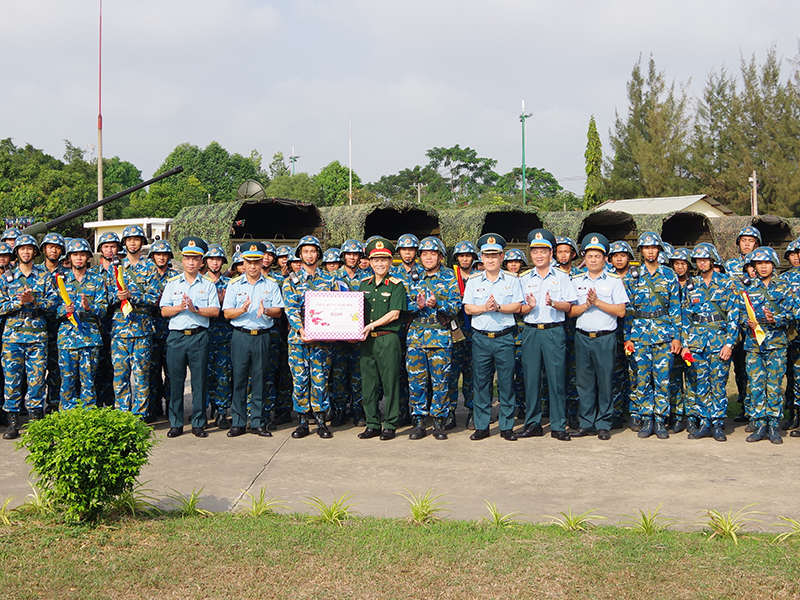 Bộ Quốc ph&ograve;ng kiểm tra sẵn s&agrave;ng chiến đấu tại Trung đo&agrave;n 230
