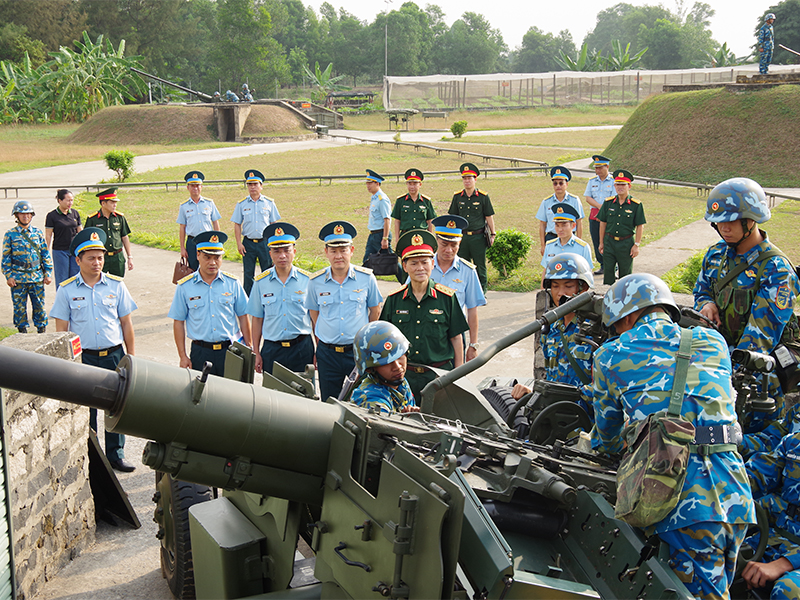 Bộ Quốc ph&ograve;ng kiểm tra sẵn s&agrave;ng chiến đấu tại Trung đo&agrave;n 230