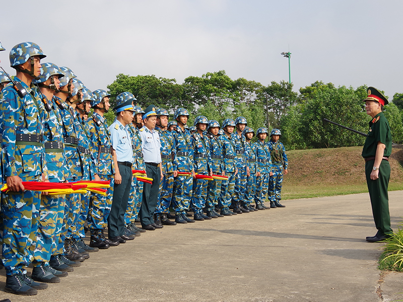 Bộ Quốc ph&ograve;ng kiểm tra sẵn s&agrave;ng chiến đấu tại Trung đo&agrave;n 230