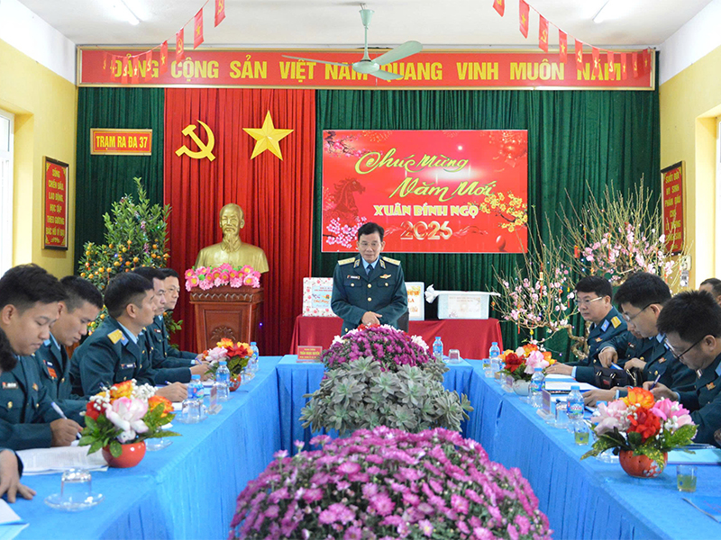 Trung tướng Trần Ngọc Quyến - Ch&iacute;nh ủy Qu&acirc;n chủng Ph&ograve;ng kh&ocirc;ng - Kh&ocirc;ng qu&acirc;n kiểm tra nhiệm vụ sẵn s&agrave;ng chiến đấu v&agrave; c&ocirc;ng t&aacute;c tổ chức Tết Nguy&ecirc;n đ&aacute;n B&iacute;nh Ngọ tại c&aacute;c đơn vị