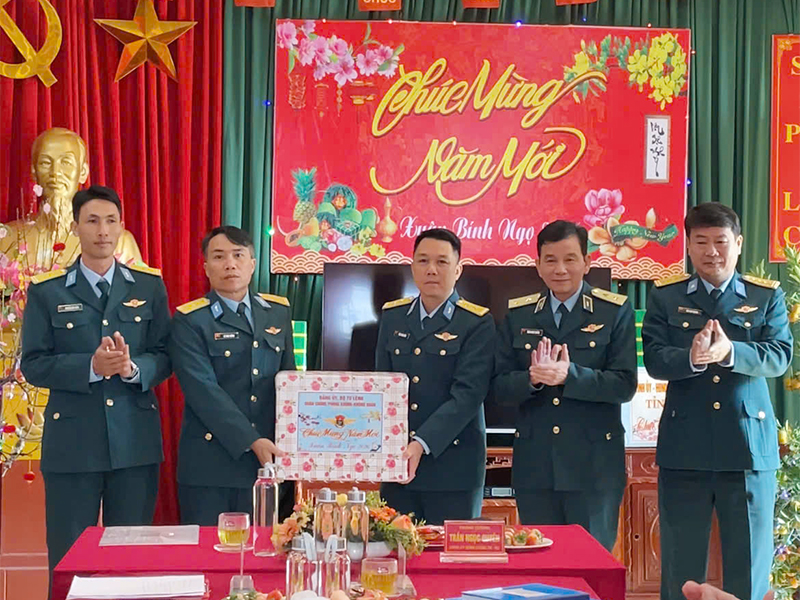 Trung tướng Trần Ngọc Quyến - Ch&iacute;nh ủy Qu&acirc;n chủng Ph&ograve;ng kh&ocirc;ng - Kh&ocirc;ng qu&acirc;n kiểm tra nhiệm vụ sẵn s&agrave;ng chiến đấu v&agrave; c&ocirc;ng t&aacute;c tổ chức Tết Nguy&ecirc;n đ&aacute;n B&iacute;nh Ngọ tại c&aacute;c đơn vị