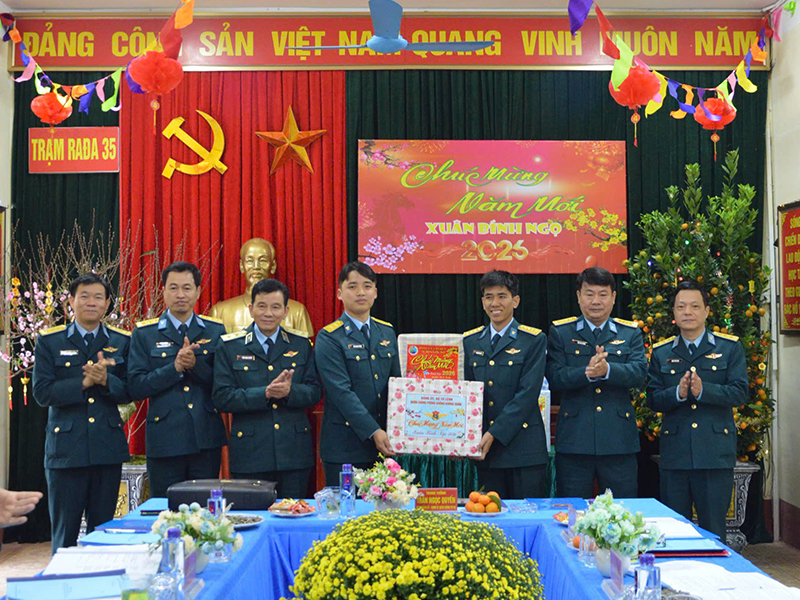 Trung tướng Trần Ngọc Quyến - Ch&iacute;nh ủy Qu&acirc;n chủng Ph&ograve;ng kh&ocirc;ng - Kh&ocirc;ng qu&acirc;n kiểm tra nhiệm vụ sẵn s&agrave;ng chiến đấu v&agrave; c&ocirc;ng t&aacute;c tổ chức Tết Nguy&ecirc;n đ&aacute;n B&iacute;nh Ngọ tại c&aacute;c đơn vị