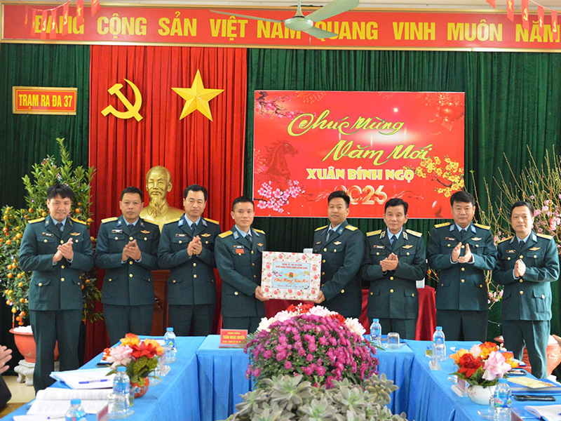 Trung tướng Trần Ngọc Quyến - Ch&iacute;nh ủy Qu&acirc;n chủng Ph&ograve;ng kh&ocirc;ng - Kh&ocirc;ng qu&acirc;n kiểm tra nhiệm vụ sẵn s&agrave;ng chiến đấu v&agrave; c&ocirc;ng t&aacute;c tổ chức Tết Nguy&ecirc;n đ&aacute;n B&iacute;nh Ngọ tại c&aacute;c đơn vị