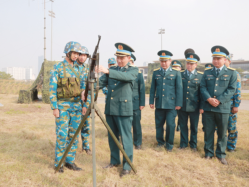 Trung tướng Trần Ngọc Quyến - Ch&iacute;nh ủy Qu&acirc;n chủng Ph&ograve;ng kh&ocirc;ng - Kh&ocirc;ng qu&acirc;n động vi&ecirc;n c&aacute;c lực lượng trực bảo vệ Đại hội đại biểu to&agrave;n quốc lần thứ XIV của Đảng