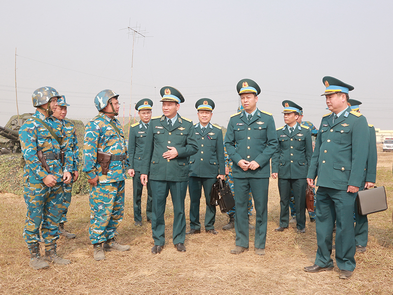 Trung tướng Trần Ngọc Quyến - Ch&iacute;nh ủy Qu&acirc;n chủng Ph&ograve;ng kh&ocirc;ng - Kh&ocirc;ng qu&acirc;n động vi&ecirc;n c&aacute;c lực lượng trực bảo vệ Đại hội đại biểu to&agrave;n quốc lần thứ XIV của Đảng