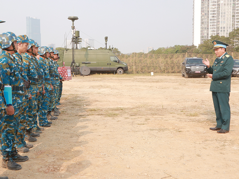 Trung tướng Trần Ngọc Quyến - Ch&iacute;nh ủy Qu&acirc;n chủng Ph&ograve;ng kh&ocirc;ng - Kh&ocirc;ng qu&acirc;n động vi&ecirc;n c&aacute;c lực lượng trực bảo vệ Đại hội đại biểu to&agrave;n quốc lần thứ XIV của Đảng