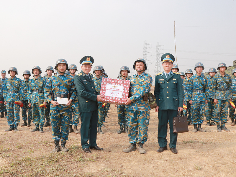 Trung tướng Trần Ngọc Quyến - Ch&iacute;nh ủy Qu&acirc;n chủng Ph&ograve;ng kh&ocirc;ng - Kh&ocirc;ng qu&acirc;n động vi&ecirc;n c&aacute;c lực lượng trực bảo vệ Đại hội đại biểu to&agrave;n quốc lần thứ XIV của Đảng
