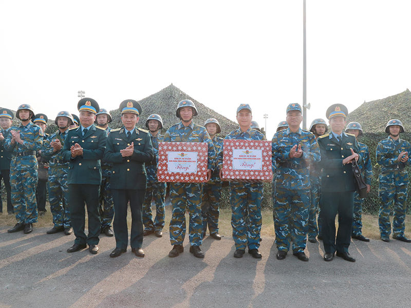 Trung tướng Trần Ngọc Quyến - Ch&iacute;nh ủy Qu&acirc;n chủng Ph&ograve;ng kh&ocirc;ng - Kh&ocirc;ng qu&acirc;n động vi&ecirc;n c&aacute;c lực lượng trực bảo vệ Đại hội đại biểu to&agrave;n quốc lần thứ XIV của Đảng