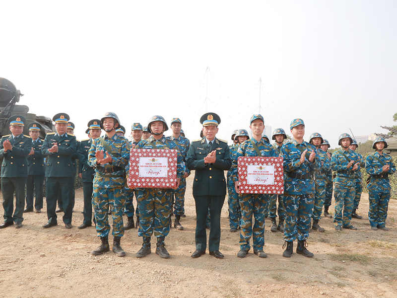 Trung tướng Trần Ngọc Quyến - Ch&iacute;nh ủy Qu&acirc;n chủng Ph&ograve;ng kh&ocirc;ng - Kh&ocirc;ng qu&acirc;n động vi&ecirc;n c&aacute;c lực lượng trực bảo vệ Đại hội đại biểu to&agrave;n quốc lần thứ XIV của Đảng