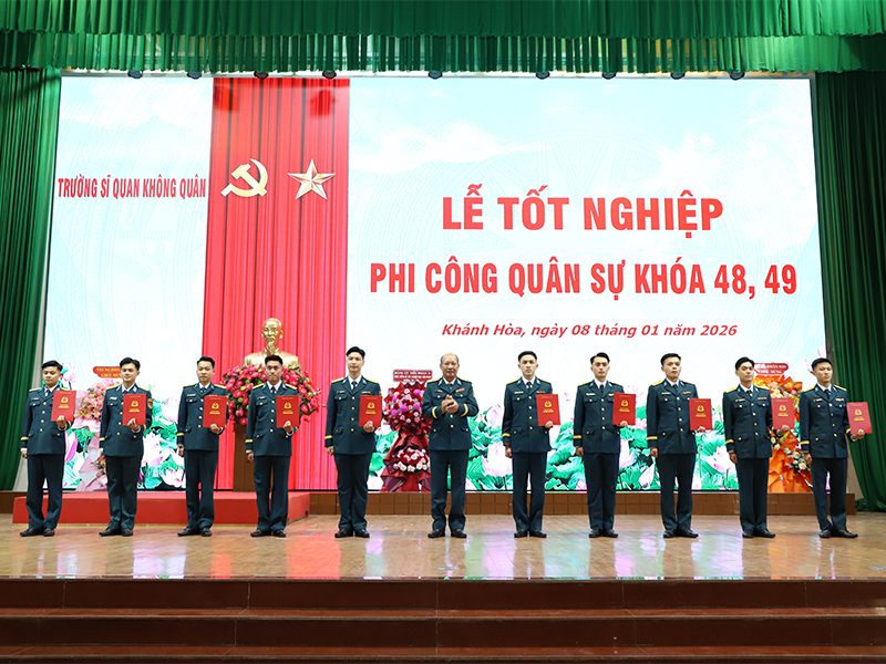 Trường Sĩ quan Kh&ocirc;ng qu&acirc;n tổ chức Lễ tốt nghiệp phi c&ocirc;ng qu&acirc;n sự kh&oacute;a 48, 49