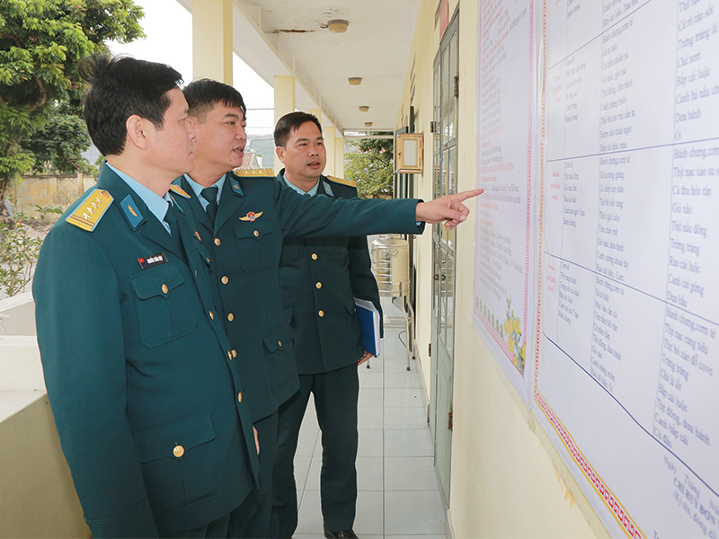 Trung tướng Trần Ngọc Quyến - Ch&iacute;nh ủy Qu&acirc;n chủng Ph&ograve;ng kh&ocirc;ng - Kh&ocirc;ng qu&acirc;n thăm, ch&uacute;c tết c&aacute;c đơn vị thuộc Sư đo&agrave;n 363