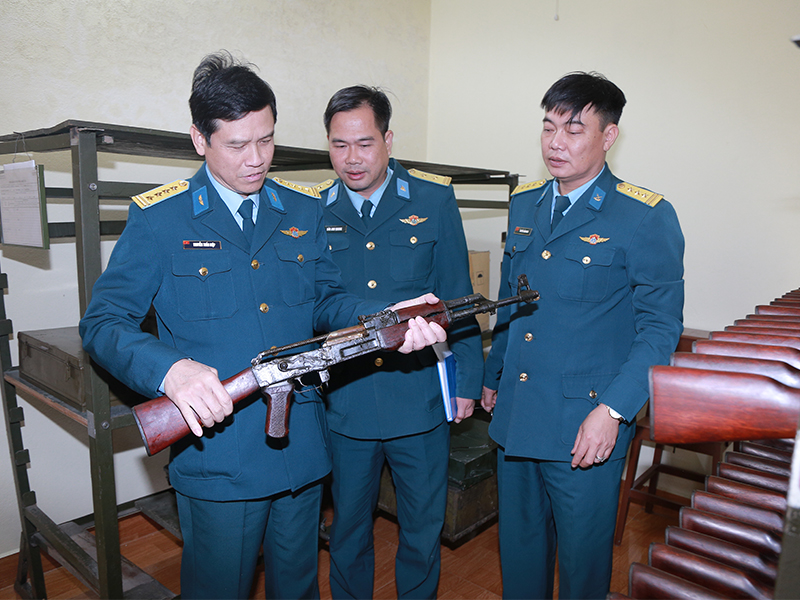 Trung tướng Trần Ngọc Quyến - Ch&iacute;nh ủy Qu&acirc;n chủng Ph&ograve;ng kh&ocirc;ng - Kh&ocirc;ng qu&acirc;n thăm, ch&uacute;c tết c&aacute;c đơn vị thuộc Sư đo&agrave;n 363