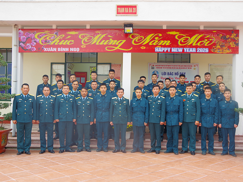 Trung tướng Trần Ngọc Quyến - Ch&iacute;nh ủy Qu&acirc;n chủng Ph&ograve;ng kh&ocirc;ng - Kh&ocirc;ng qu&acirc;n thăm, ch&uacute;c tết c&aacute;c đơn vị thuộc Sư đo&agrave;n 363