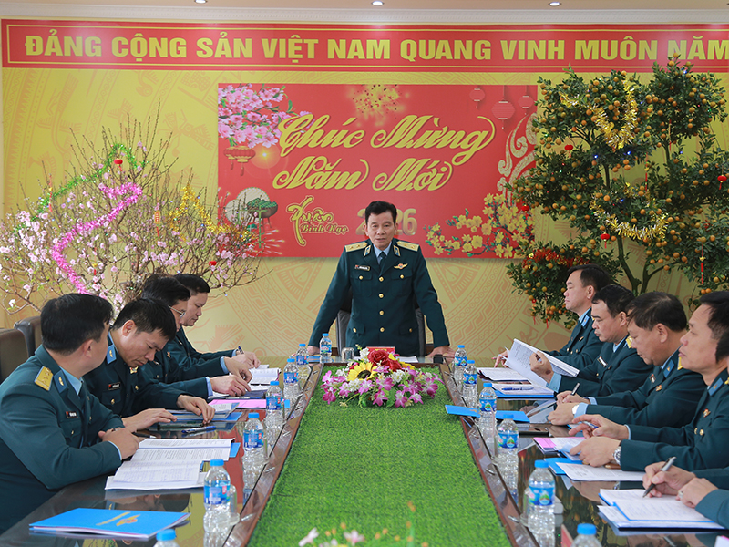 Trung tướng Trần Ngọc Quyến - Ch&iacute;nh ủy Qu&acirc;n chủng Ph&ograve;ng kh&ocirc;ng - Kh&ocirc;ng qu&acirc;n thăm, ch&uacute;c tết c&aacute;c đơn vị thuộc Sư đo&agrave;n 363