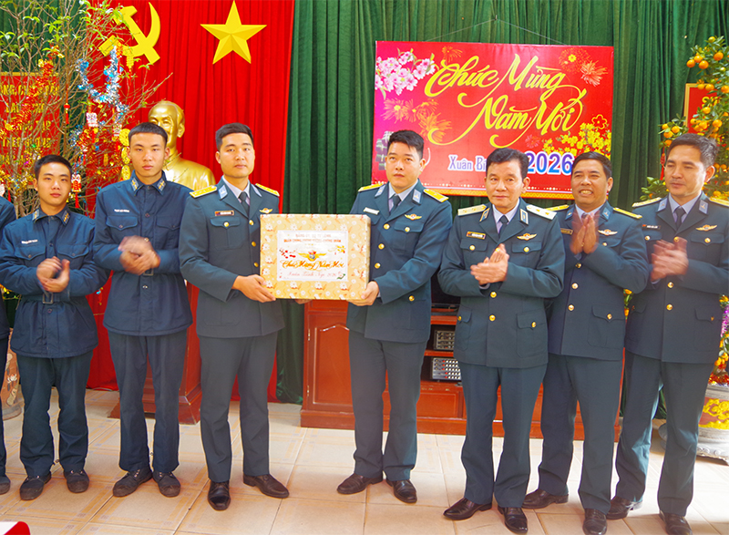 Trung tướng Trần Ngọc Quyến - Ch&iacute;nh ủy Qu&acirc;n chủng Ph&ograve;ng kh&ocirc;ng - Kh&ocirc;ng qu&acirc;n thăm, ch&uacute;c tết c&aacute;c đơn vị thuộc Sư đo&agrave;n 363