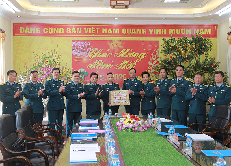 Trung tướng Trần Ngọc Quyến - Ch&iacute;nh ủy Qu&acirc;n chủng Ph&ograve;ng kh&ocirc;ng - Kh&ocirc;ng qu&acirc;n thăm, ch&uacute;c tết c&aacute;c đơn vị thuộc Sư đo&agrave;n 363