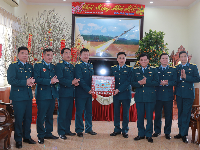 Trung tướng Trần Ngọc Quyến - Ch&iacute;nh ủy Qu&acirc;n chủng Ph&ograve;ng kh&ocirc;ng - Kh&ocirc;ng qu&acirc;n thăm, ch&uacute;c tết c&aacute;c đơn vị thuộc Sư đo&agrave;n 363