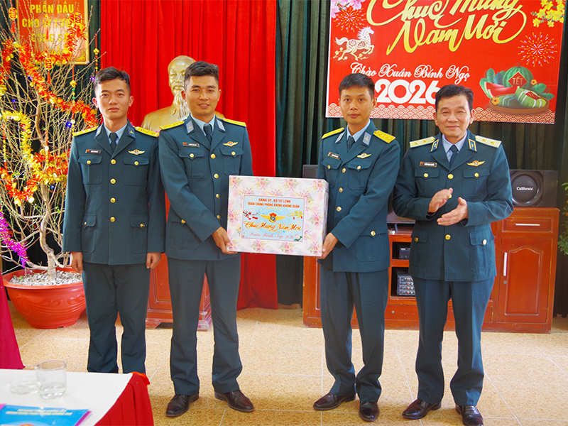 Trung tướng Trần Ngọc Quyến - Ch&iacute;nh ủy Qu&acirc;n chủng Ph&ograve;ng kh&ocirc;ng - Kh&ocirc;ng qu&acirc;n thăm, ch&uacute;c tết c&aacute;c đơn vị thuộc Sư đo&agrave;n 363