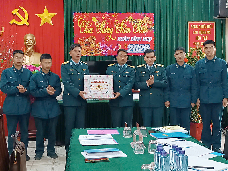 Trung tướng Trần Ngọc Quyến - Ch&iacute;nh ủy Qu&acirc;n chủng Ph&ograve;ng kh&ocirc;ng - Kh&ocirc;ng qu&acirc;n thăm, ch&uacute;c tết c&aacute;c đơn vị thuộc Sư đo&agrave;n 363