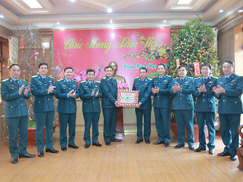 Trung tướng Trần Ngọc Quyến - Ch&iacute;nh ủy Qu&acirc;n chủng Ph&ograve;ng kh&ocirc;ng - Kh&ocirc;ng qu&acirc;n thăm, ch&uacute;c tết c&aacute;c đơn vị thuộc Sư đo&agrave;n 363