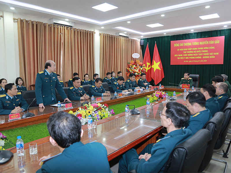 Thượng tướng Nguyễn Văn Gấu - Thứ trưởng Bộ Quốc phòng chúc mừng Viện Y học Phòng không - Không quân nhân Ngày Thầy thuốc Việt Nam 27-2