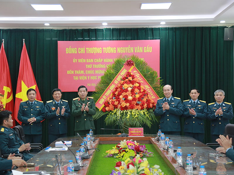 Thượng tướng Nguyễn Văn Gấu - Thứ trưởng Bộ Quốc phòng chúc mừng Viện Y học Phòng không - Không quân nhân Ngày Thầy thuốc Việt Nam 27-2