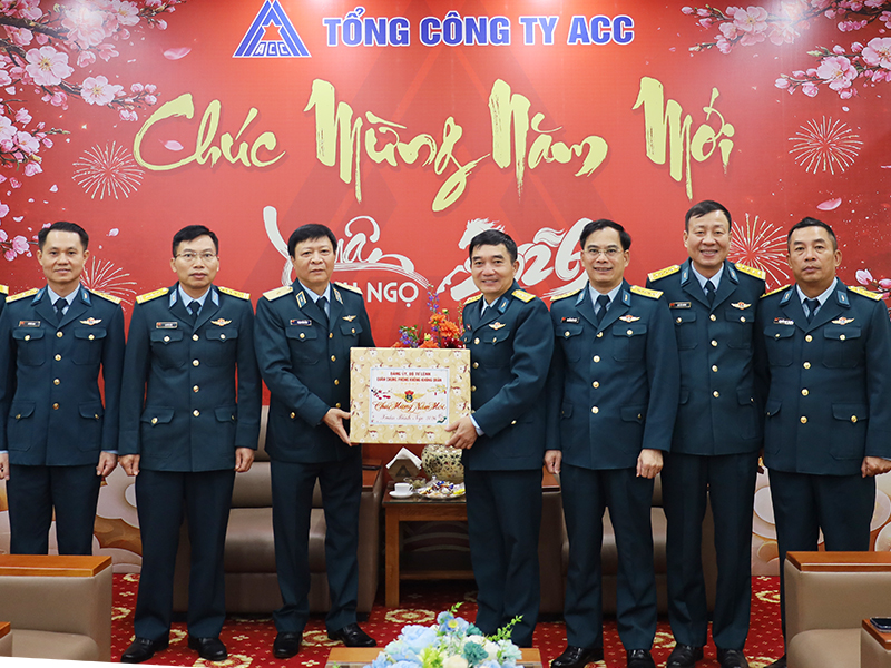 Thiếu tướng Phạm Văn Tính - Phó Tư lệnh Quân chủng Phòng không - Không quân kiểm tra và chúc Tết Tổng công ty ACC