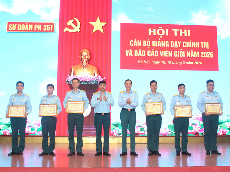 N&acirc;ng tầm c&ocirc;ng t&aacute;c gi&aacute;o dục ch&iacute;nh trị v&agrave; hoạt động b&aacute;o c&aacute;o vi&ecirc;n ở Sư đo&agrave;n 361