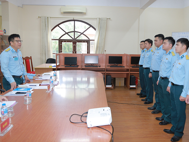 N&acirc;ng tầm c&ocirc;ng t&aacute;c gi&aacute;o dục ch&iacute;nh trị v&agrave; hoạt động b&aacute;o c&aacute;o vi&ecirc;n ở Sư đo&agrave;n 361