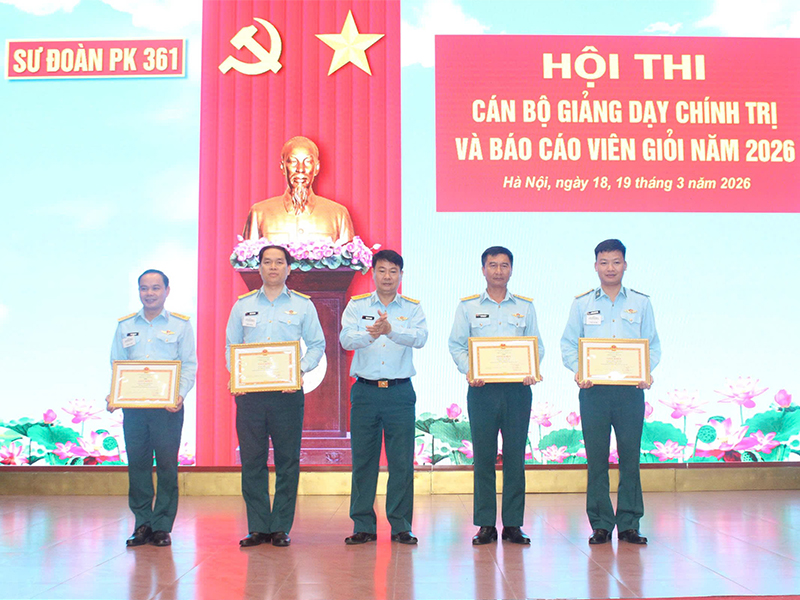 N&acirc;ng tầm c&ocirc;ng t&aacute;c gi&aacute;o dục ch&iacute;nh trị v&agrave; hoạt động b&aacute;o c&aacute;o vi&ecirc;n ở Sư đo&agrave;n 361