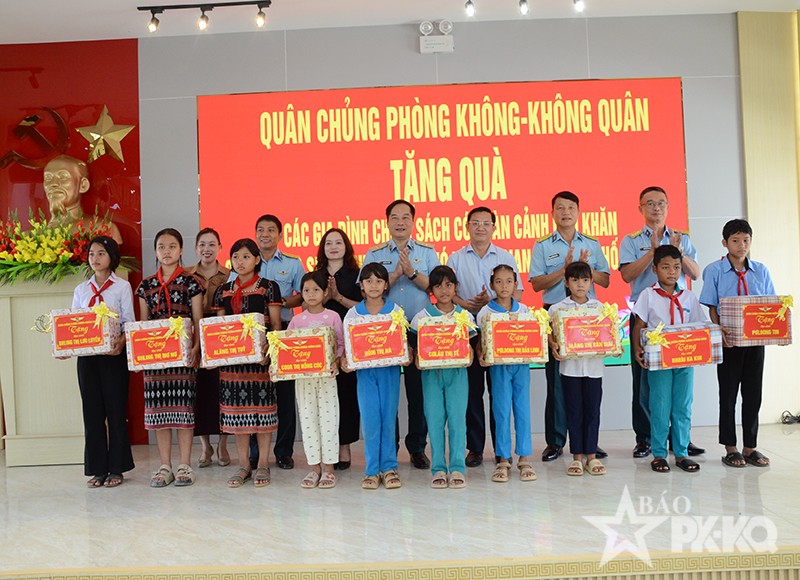 Quân chủng Phòng không-Không quân thăm, tặng quà gia đình chính sách, học sinh nghèo vượt khó tại thành phố Đà Nẵng