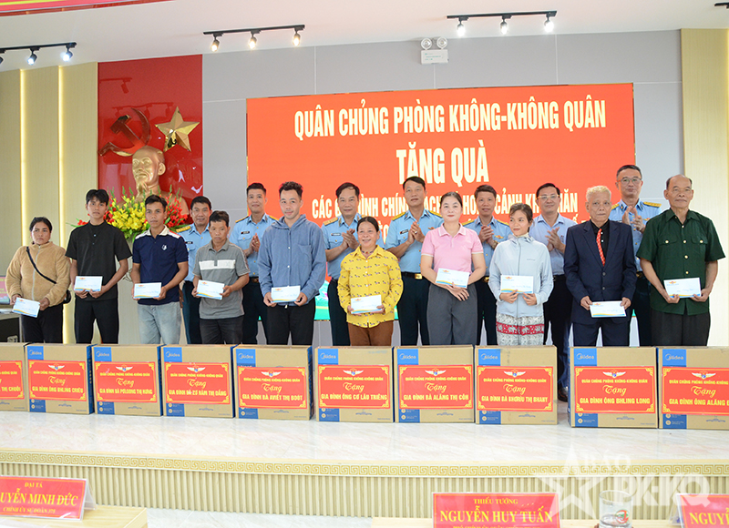 Quân chủng Phòng không-Không quân thăm, tặng quà gia đình chính sách, học sinh nghèo vượt khó tại thành phố Đà Nẵng