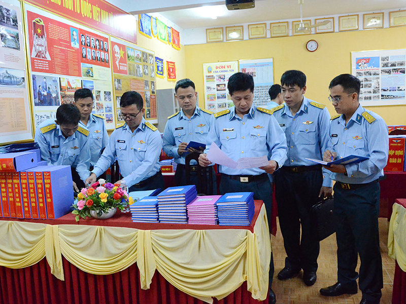 Qu&acirc;n chủng Ph&ograve;ng kh&ocirc;ng - Kh&ocirc;ng qu&acirc;n kiểm tra c&ocirc;ng t&aacute;c chuẩn bị huấn luyện chiến sĩ mới tại Sư đo&agrave;n 372 v&agrave; Sư đo&agrave;n 375