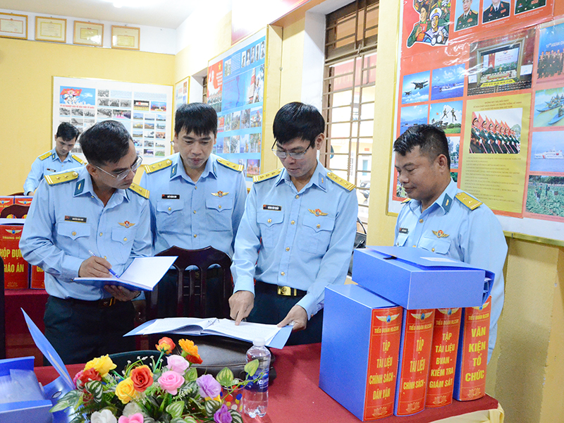 Qu&acirc;n chủng Ph&ograve;ng kh&ocirc;ng - Kh&ocirc;ng qu&acirc;n kiểm tra c&ocirc;ng t&aacute;c chuẩn bị huấn luyện chiến sĩ mới tại Sư đo&agrave;n 372 v&agrave; Sư đo&agrave;n 375