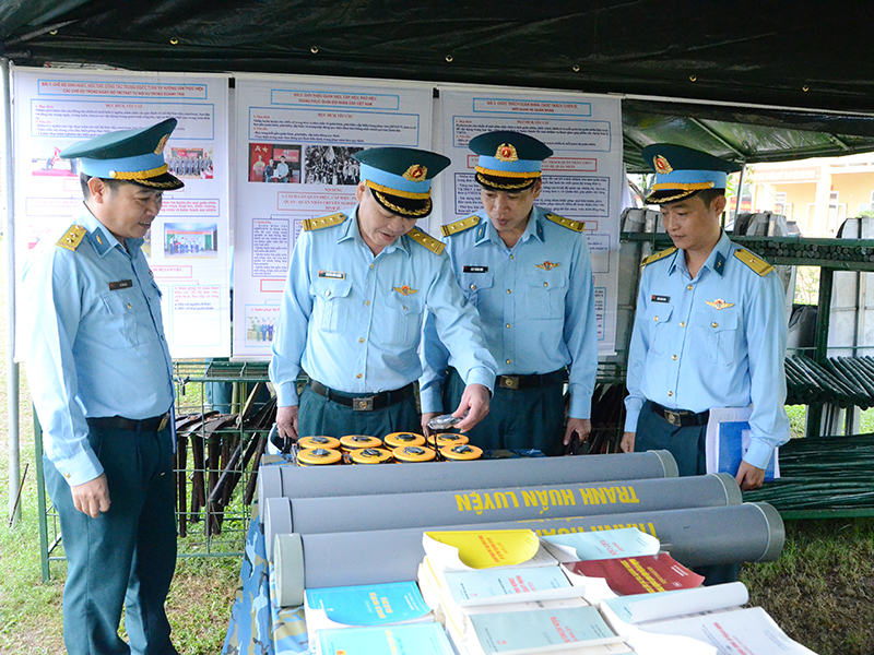 Qu&acirc;n chủng Ph&ograve;ng kh&ocirc;ng - Kh&ocirc;ng qu&acirc;n kiểm tra c&ocirc;ng t&aacute;c chuẩn bị huấn luyện chiến sĩ mới tại Sư đo&agrave;n 372 v&agrave; Sư đo&agrave;n 375