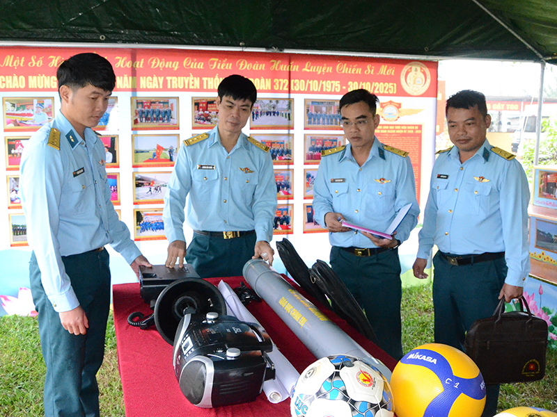 Qu&acirc;n chủng Ph&ograve;ng kh&ocirc;ng - Kh&ocirc;ng qu&acirc;n kiểm tra c&ocirc;ng t&aacute;c chuẩn bị huấn luyện chiến sĩ mới tại Sư đo&agrave;n 372 v&agrave; Sư đo&agrave;n 375