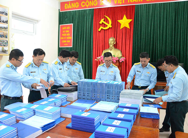 Qu&acirc;n chủng Ph&ograve;ng kh&ocirc;ng - Kh&ocirc;ng qu&acirc;n kiểm tra c&ocirc;ng t&aacute;c chuẩn bị huấn luyện chiến sĩ mới tại Sư đo&agrave;n 372 v&agrave; Sư đo&agrave;n 375