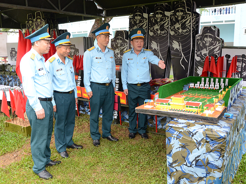 Qu&acirc;n chủng Ph&ograve;ng kh&ocirc;ng - Kh&ocirc;ng qu&acirc;n kiểm tra c&ocirc;ng t&aacute;c chuẩn bị huấn luyện chiến sĩ mới tại Sư đo&agrave;n 372 v&agrave; Sư đo&agrave;n 375