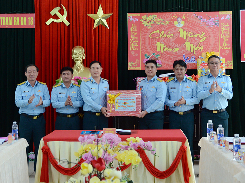 Quân chủng Phòng không - Không quân kiểm tra sẵn sàng chiến đấu và công tác tổ chức Tết Nguyên đán Bính Ngọ năm 2026 đối với các đơn vị khu vực miền Trung