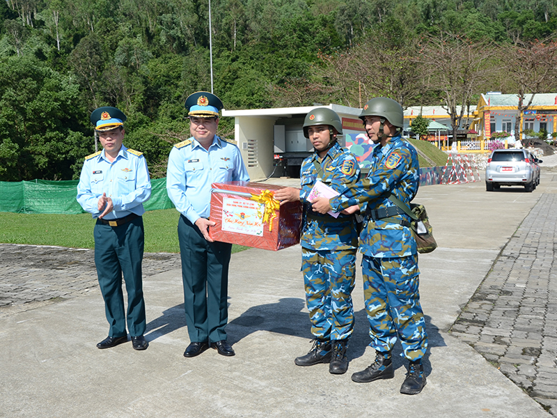 Thượng tướng Nguyễn Văn Hiền kiểm tra, ch&uacute;c Tết c&aacute;c đơn vị khu vực Đ&agrave; Nẵng