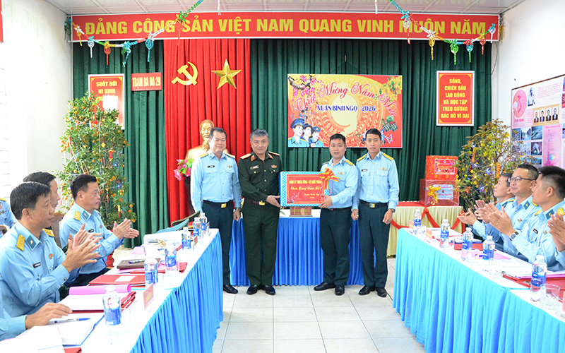 Thượng tướng Nguyễn Văn Hiền kiểm tra, ch&uacute;c Tết c&aacute;c đơn vị khu vực Đ&agrave; Nẵng